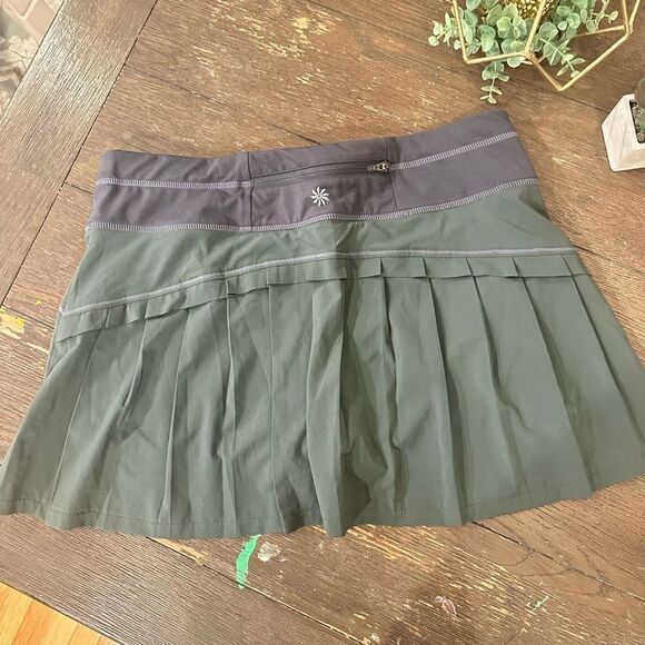 Athleta Women’s Pleated Skorts Gray, Olive Green size medium - Picture 3 of 8